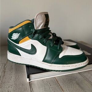 Air Jordan 1 MID sonics size 5Y 2021 good condition no box